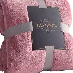 TASTHROW LARGE Pink Plush throw Blanket NWT